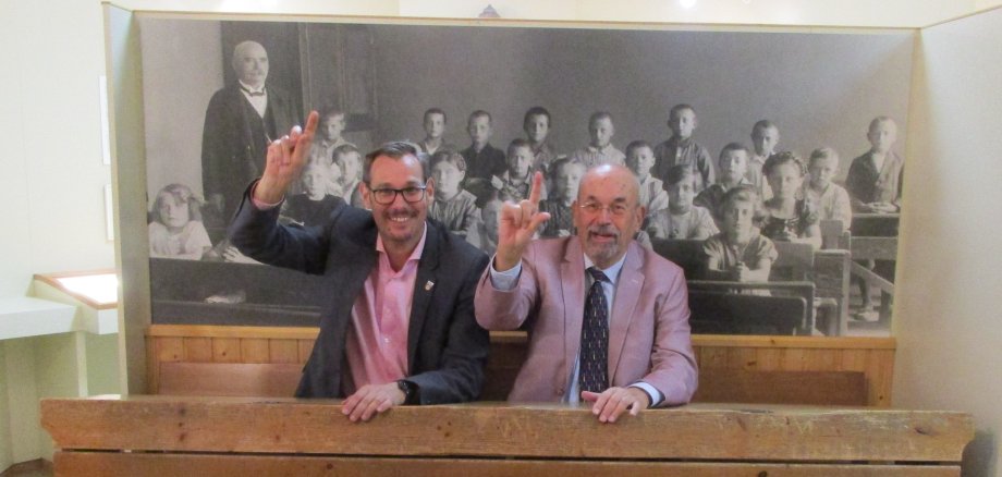 Bürgermeister Christian Seitz und Museumsleiter Wolfgang Janecke in der alten Schulbank.