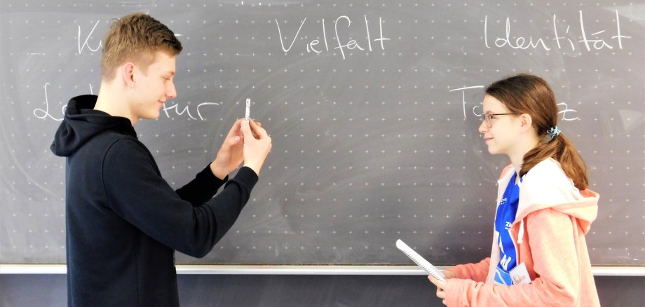 Zwei Schüler an der Tafel.