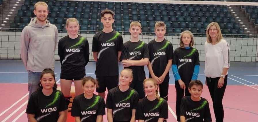 Die beiden Teams der WEingartenschule in der Sporthalle mit ihren Begleitern.